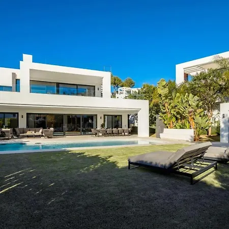 With Pool For 14 People בית נופש