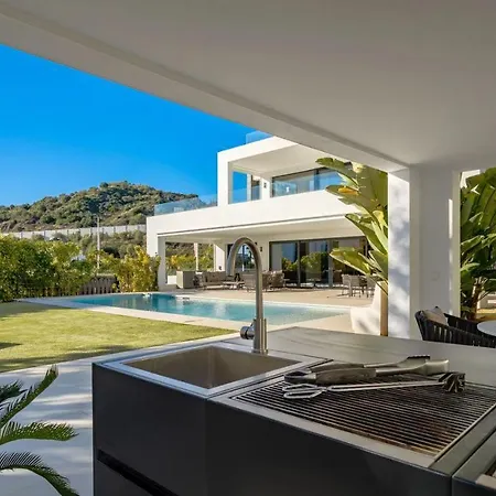 בית נופש With Pool For 14 People מארבלה